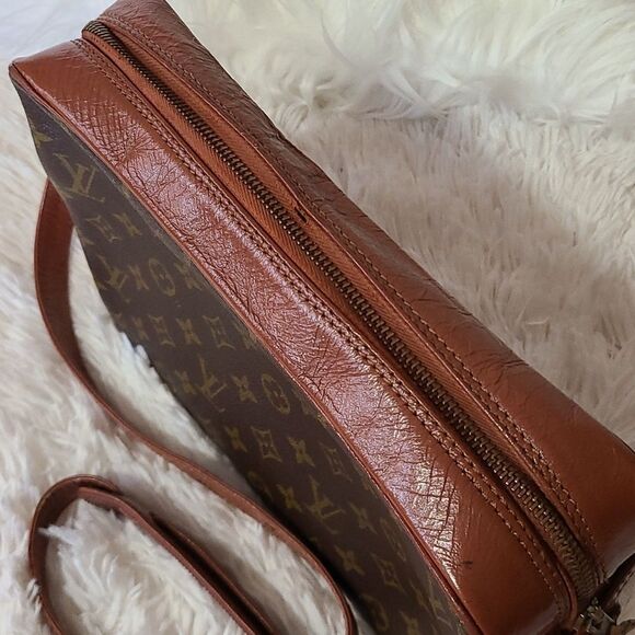 💯 Authentic Louis Vuitton Handbag 🍀 - Picture 14 of 17